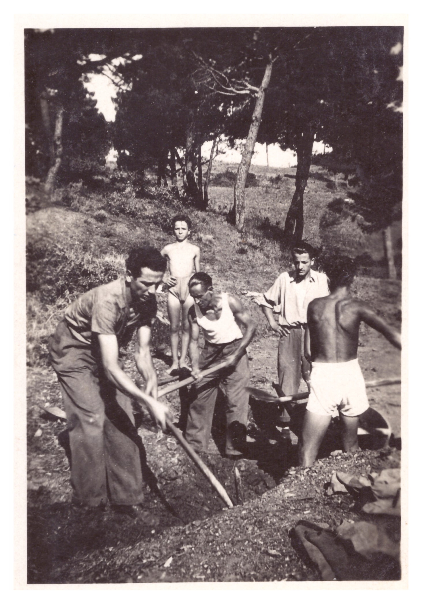 60_Nello campo sportivo 26081948