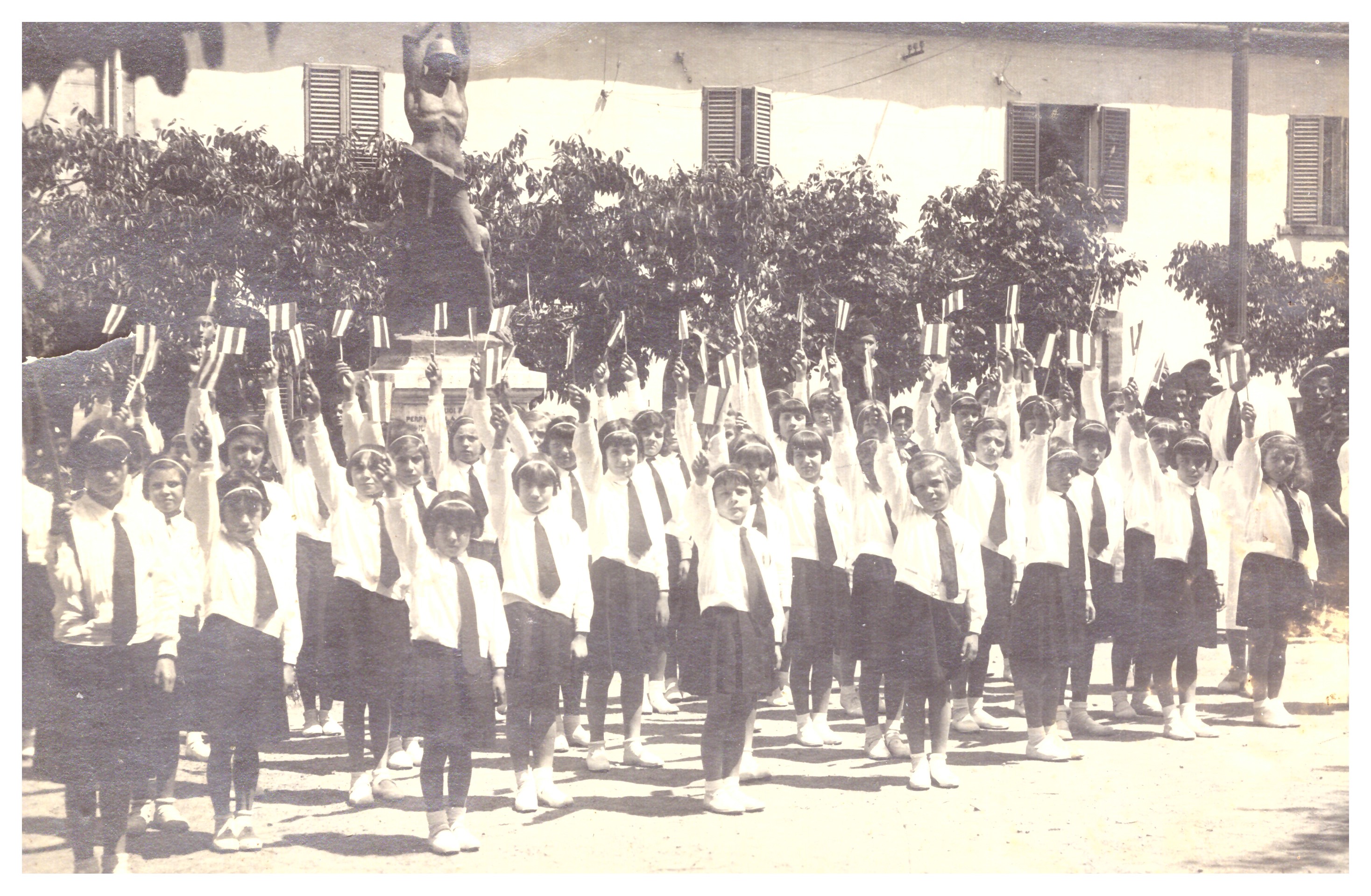 73_Piazza della Repubblica anni 30 giovani avanguardiste 73_Piazza della Repubblica anni 30 giovani avanguardiste
