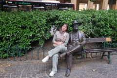 Bologna P.za Cavour panchina di Lucio Dalla e Elisabetta