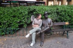 Bologna P.za Cavour panchina di Lucio Dalla e Elisabetta
