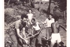 Nello alla costruzione del campo sportivo